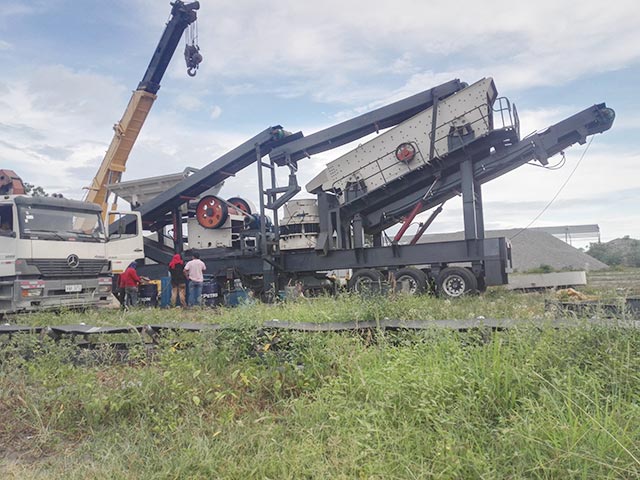 移動(dòng)式鄂破圓錐破一體機(jī)國(guó)外安裝現(xiàn)場(chǎng)