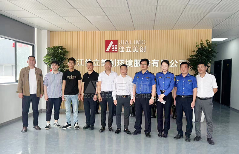 鄭州中意董事長劉永強與客戶及城市管理局領(lǐng)導(dǎo)合影留念 鄭州中意董事長劉永強與客戶及城市管理局領(lǐng)導(dǎo)合影留念