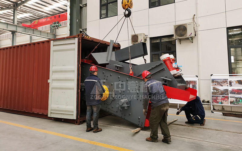 移動(dòng)破碎篩分一體機(jī)裝車中 移動(dòng)破碎篩分一體機(jī)裝車中