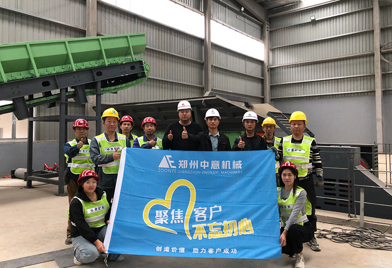 鄭州中意售后團(tuán)隊(duì)與客戶合影留念 鄭州中意售后團(tuán)隊(duì)與客戶合影留念